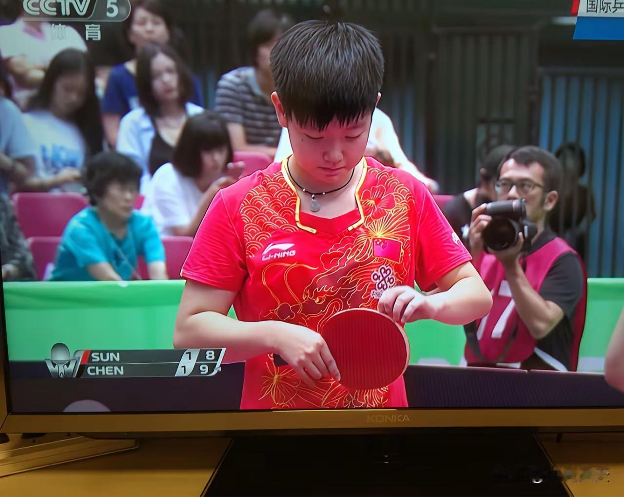 这张照片，记录了2017年，16岁的孙颖莎首次参加国际比赛，半决赛4:0战胜王曼