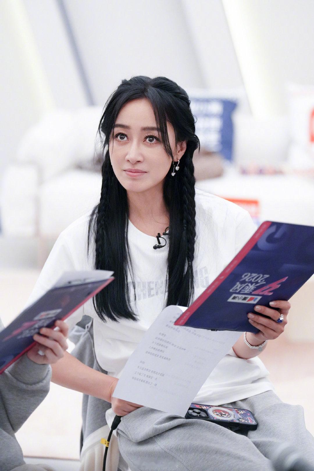 赵子琪回应了节目组不让取包赵子琪回应淘汰不让拿包接受采访时，赵子琪回应了淘汰后节