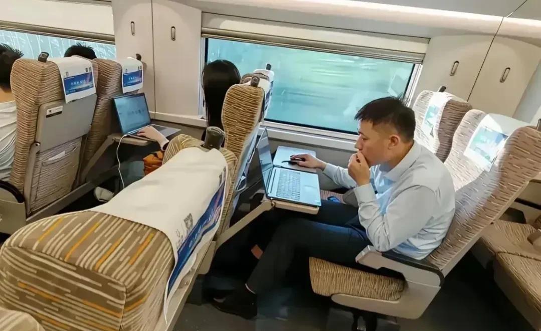 发现了一个现象，大家发现了吗？每次坐高铁上总能在高铁上碰见拿笔记本电脑办公的人