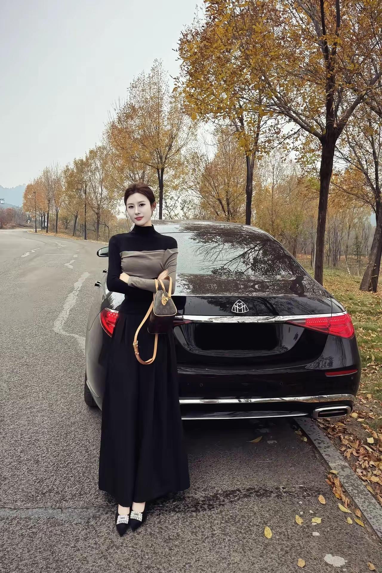 上联：[作揖][作揖][作揖]；下联：富婆出行。