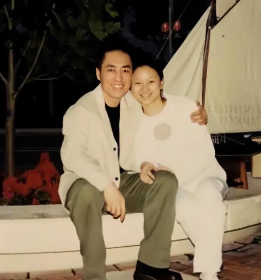 1999年间，18岁的陈婷与49岁的张艺谋的留影旧照，那时候陈婷满脸幸福！