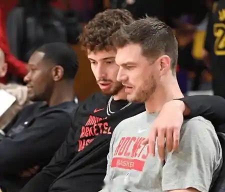 申京接受了记者采访，并谈到了开拓者临时主教练斯普利特。申京：“在心理上，我觉得斯