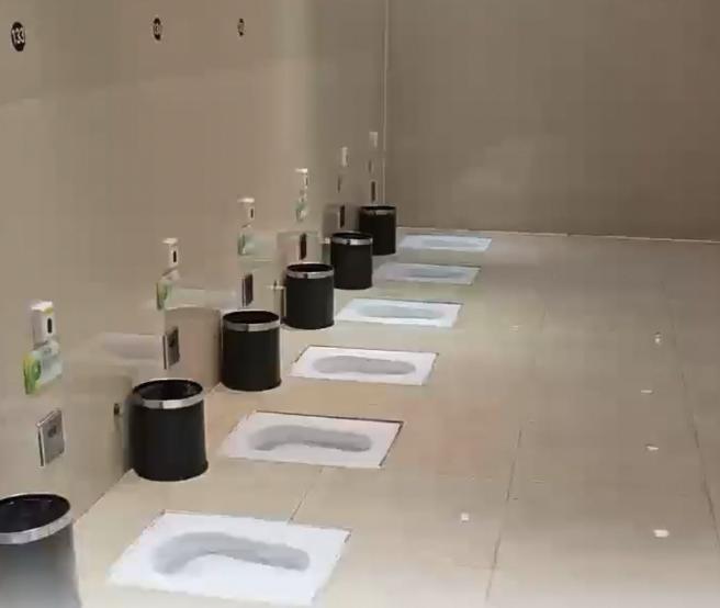 江苏一女子逛商场上厕所，见女厕蹲坑两两面对面，完全没有遮挡。 “这叫人怎么上