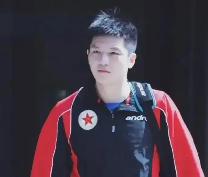 4246万票碾压！孙颖莎被架上火投票页面刷到麻木，手指还在机械点屏。后台数