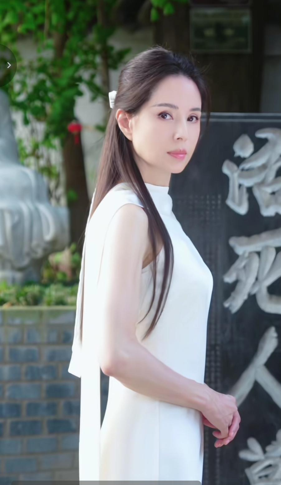 你敢相信这是现在的李若彤吗？60岁的人了，还和以前演小龙女的时候一样，保养的太好