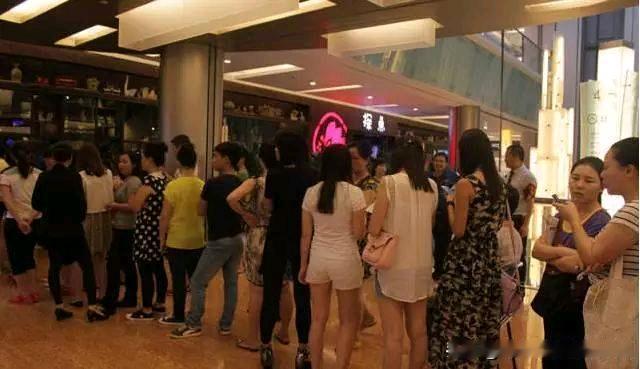 江城中考一场大雨，逼疯无数家长！酒店一夜爆满：中国式陪考，太真实了。昨夜至