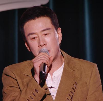 “歌手淘汰杨坤和庾澄庆，又把串讲人那英换掉——🥭台这是在报复蓝台吧？！”这是
