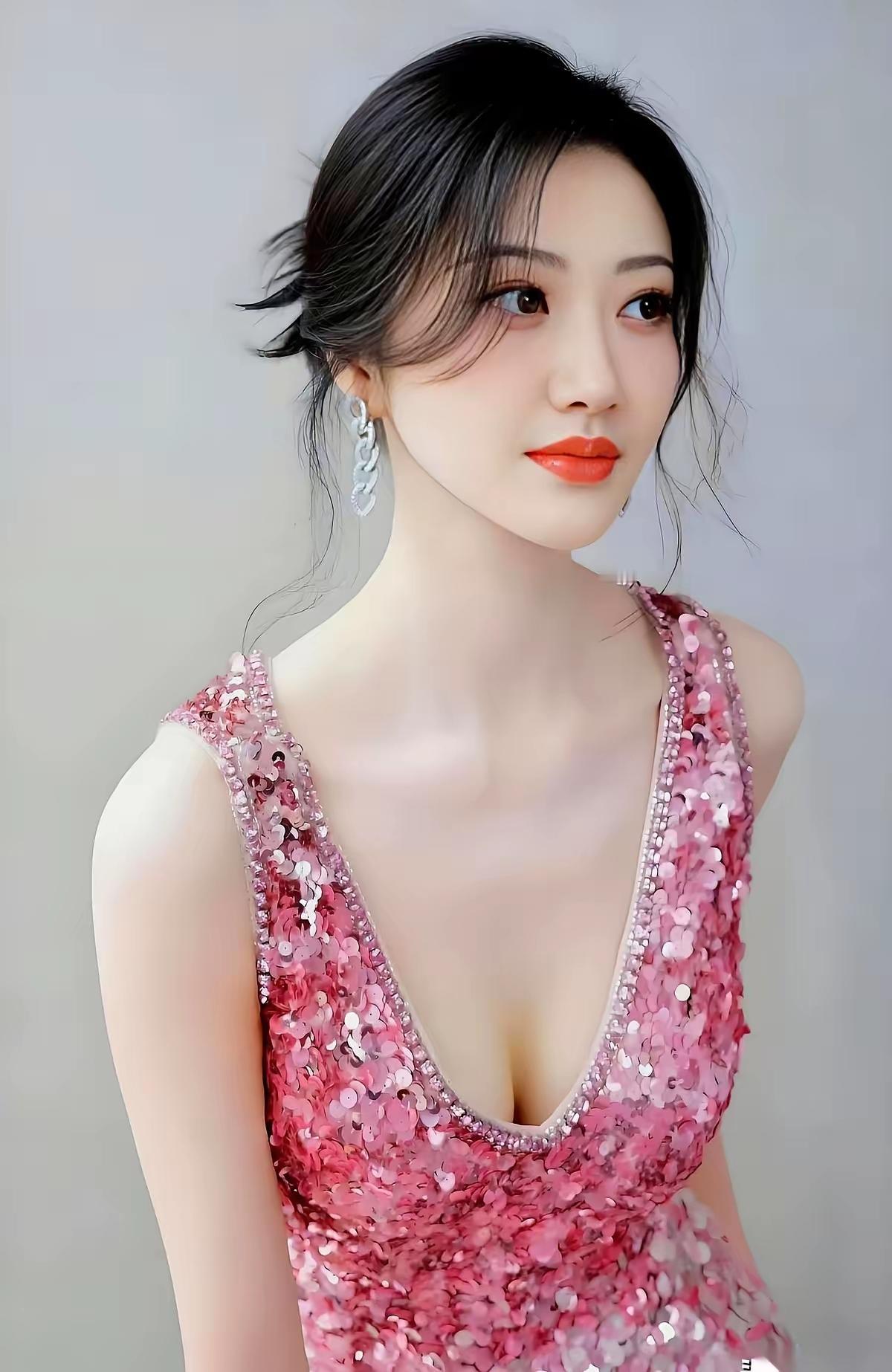说实话，以前我总觉得景甜有点“苦相”，胶原蛋白太多显得脸肿，化妆也总是用力过猛，