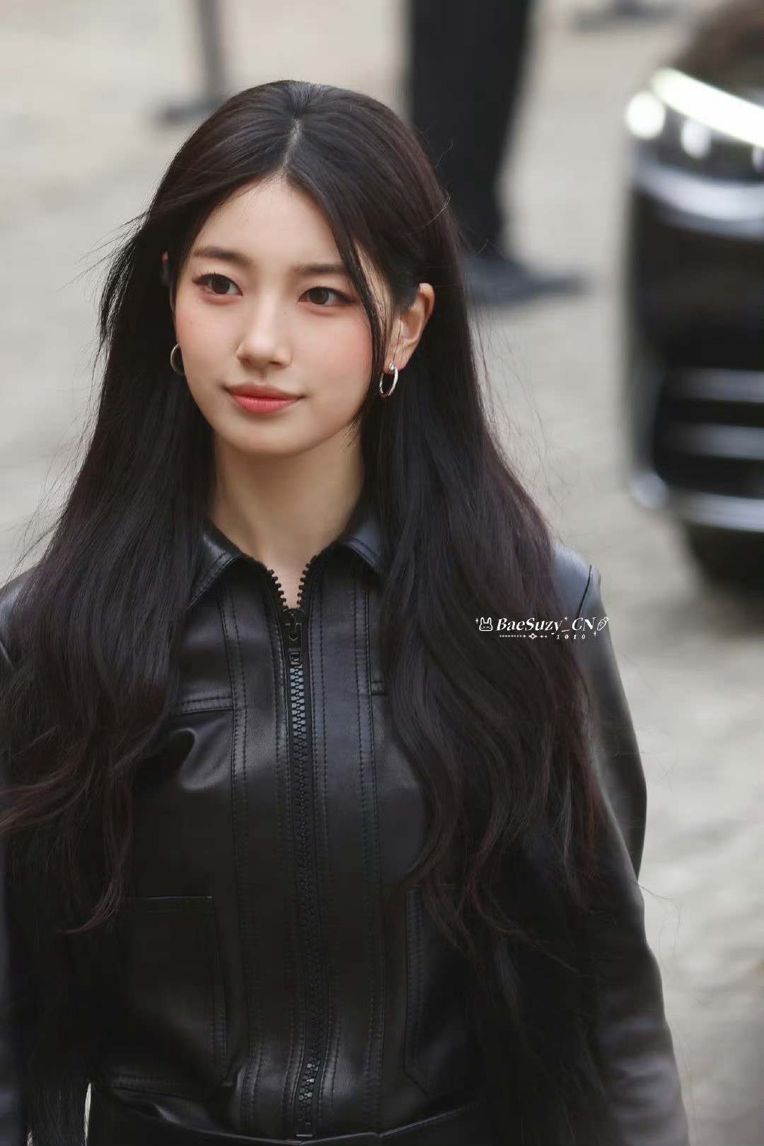 今天亮相巴黎时装周CELINE秀场的裴秀智，AllBlack造型又飒又美