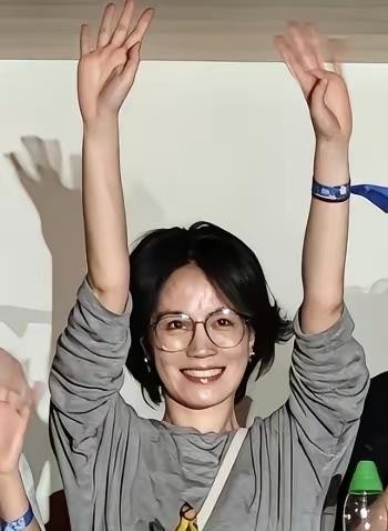 王菲用肚子给男人打分：结婚才配当爹，谢霆锋也不行！当年给窦唯生孩子是因为领了证，给李亚鹏生二胎是因为