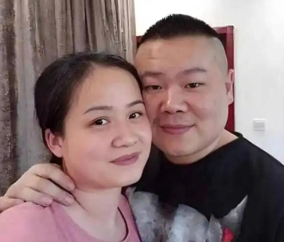 2010年，岳云鹏第一次去见郑敏的家里见她父母，他对着二老实诚的说道：我每个月工