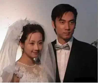 1994年，林依轮娶了选美亚军西华，婚后他将600万积蓄全交给老婆保管，不久后，
