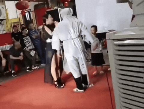 孝子在老人棺材前唱情歌，这也许是我在网上见过的最有“孝心”的孝子了！家里有老人