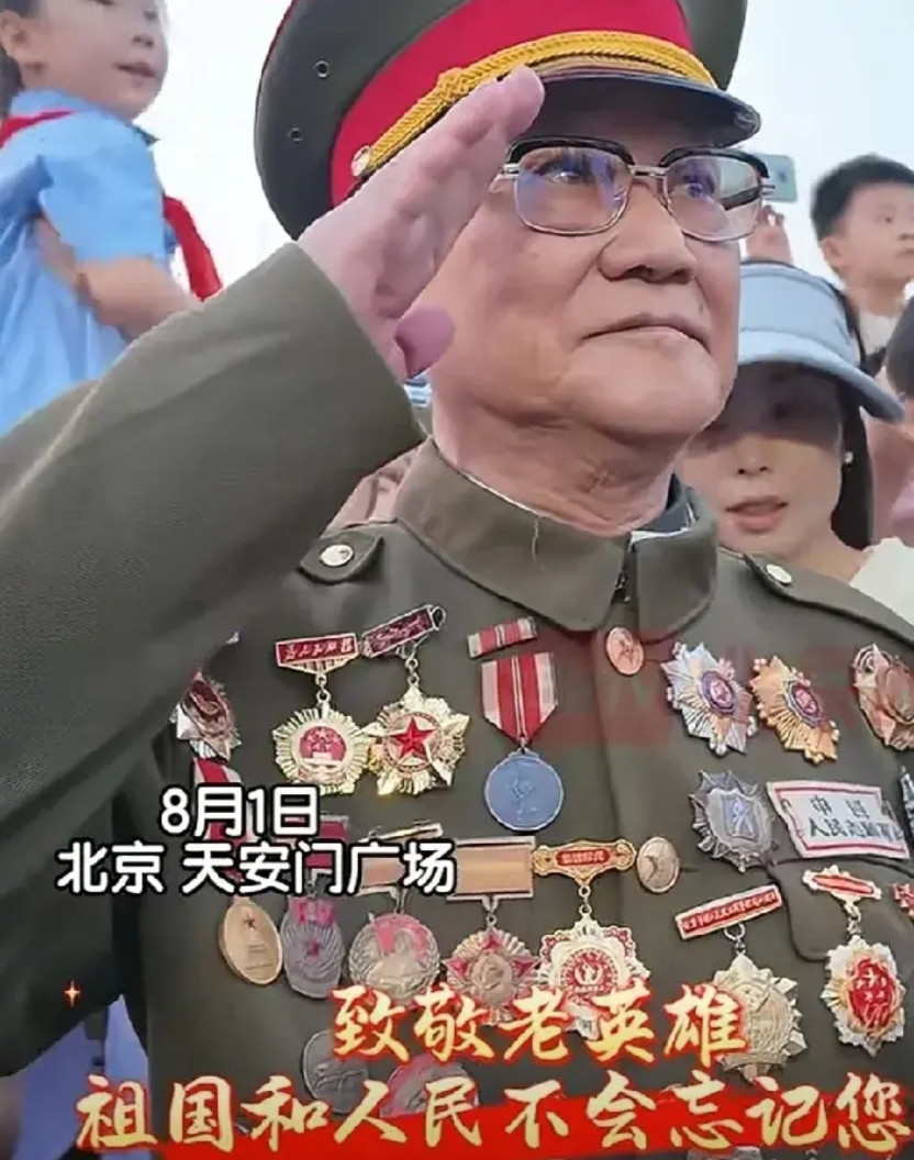 8月1日清晨北京天安门广场来了一位特殊的老人家他身着军装，胸前挂满了军