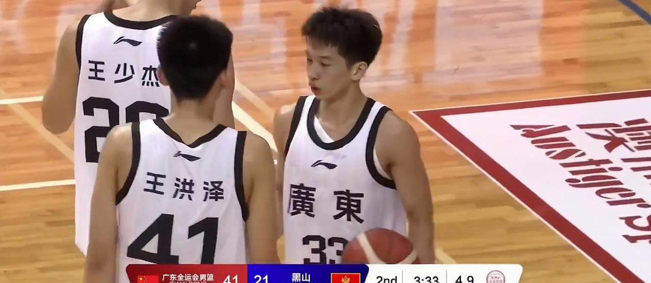 分差来到20分开外了，广东队的张文逸连续命中三分球，内线徐昕、王少杰也有不错的发