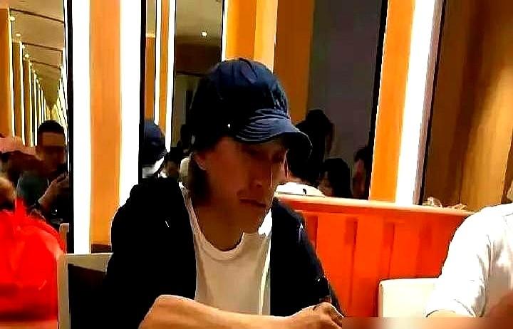 周星驰推开刘嘉玲家的门，拉开椅子坐下，端起碗就吃。全程没开口说一个字。梁朝伟