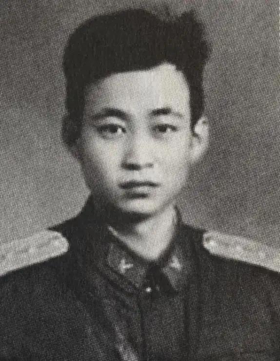1953年秋天，哈尔滨军事工程学院开学没多久，校园里就悄悄传开了一件事：有个学员