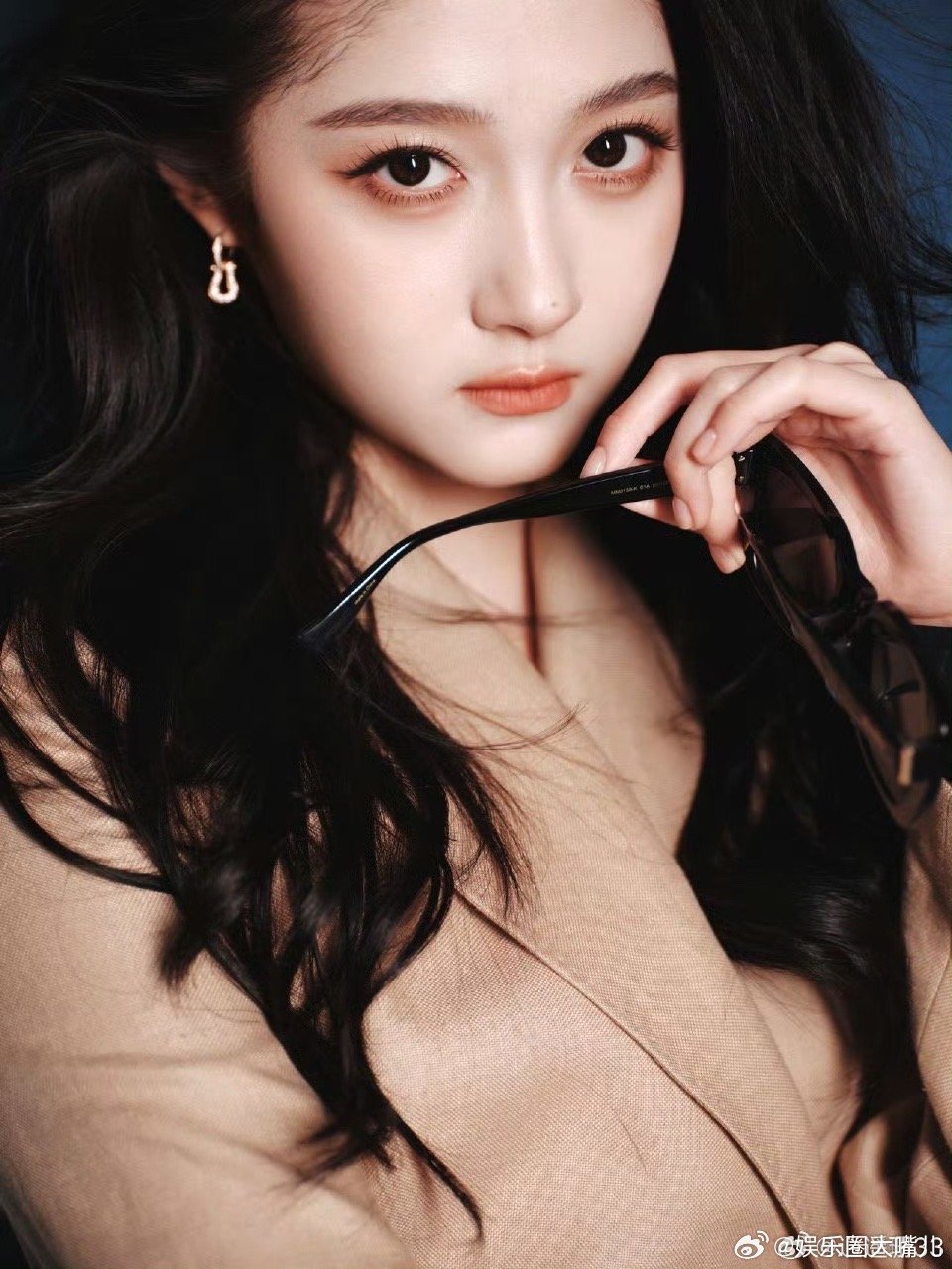 关晓彤职场穿搭教科书关晓彤早这么穿就好了剪裁利落、配色简约，整个人透着又飒又温