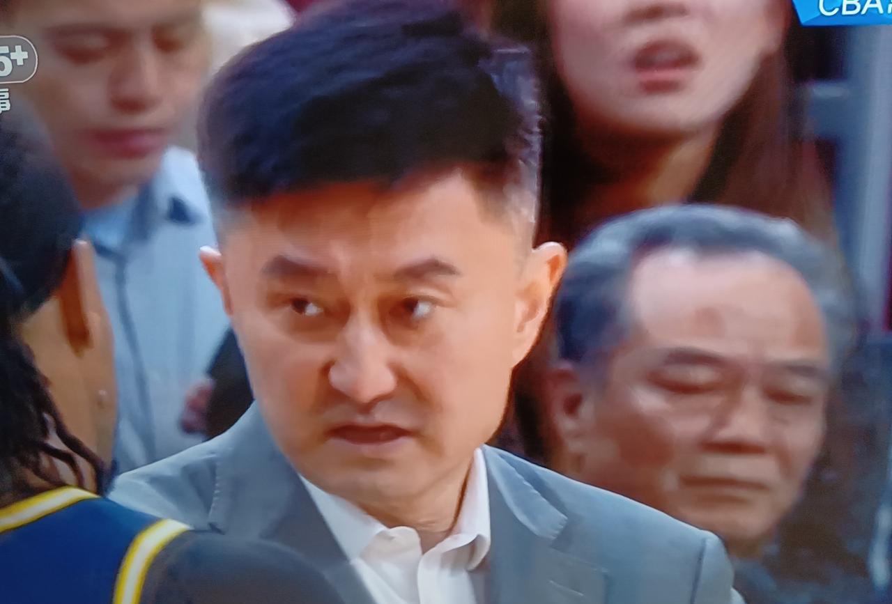 杜润旺看来也被杜峰抛弃了，傻乎乎的坐在替补席上，和崔永熙一直傻笑。今晚，CBA联