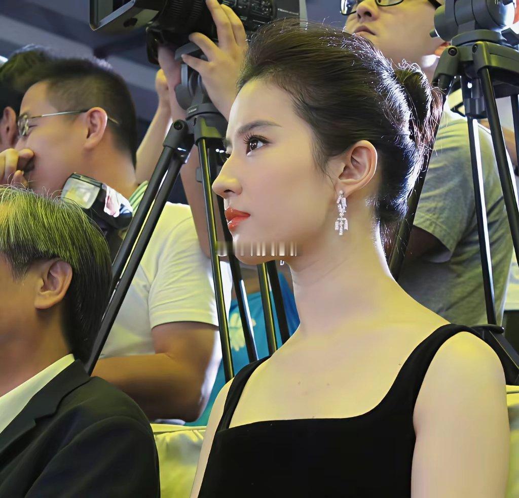 刘亦菲抗住了从下往上的死亡镜头360度全方位美女，比一些女星的搔首弄姿强多了