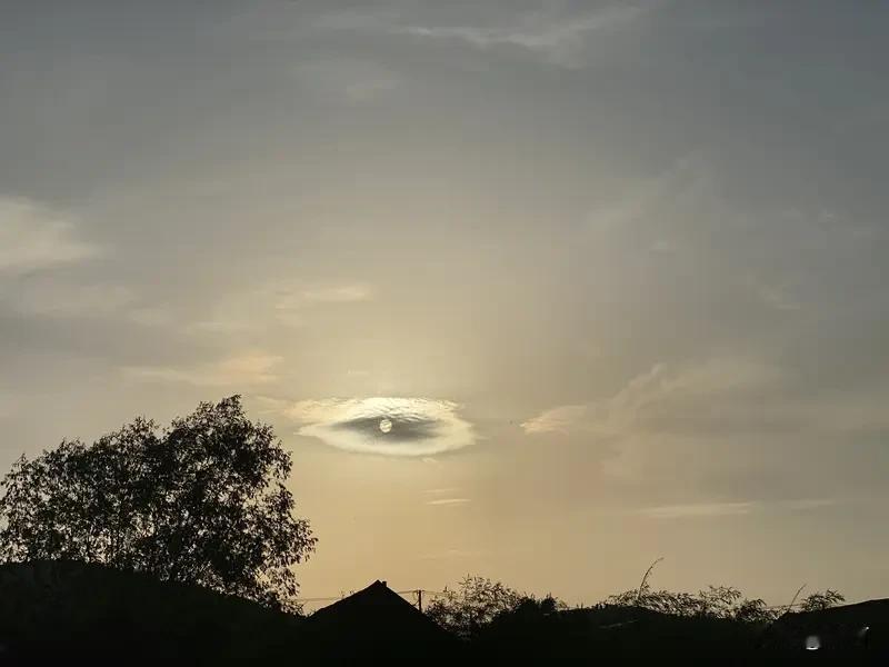 看到“苍天有眼照世界”这个上联，我琢磨着下联得和它对仗工整，还得有韵味。从“苍