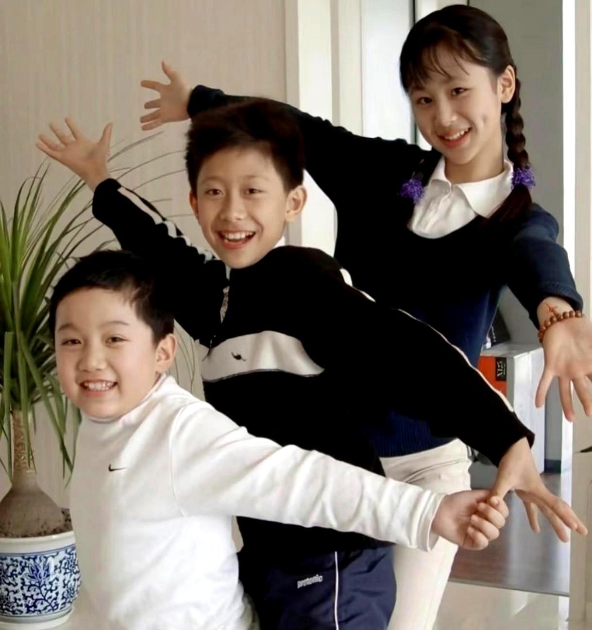 张一山刻在骨子里的无力感，是从2004年，那个12岁的夏天开始的。他对面的“姐