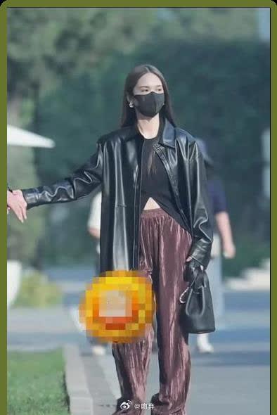 李荣浩手机不离手也要牵杨丞琳，情侣鞋太抢镜，网友：甜得受不了​