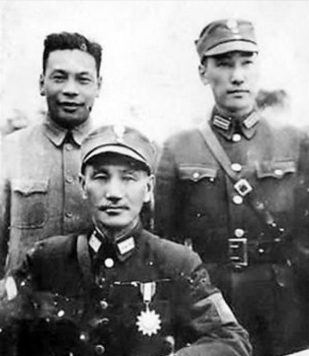 1941年3月的一天，蒋介石的二儿子蒋纬国走进了继母宋美龄的书房，随手翻开一本书