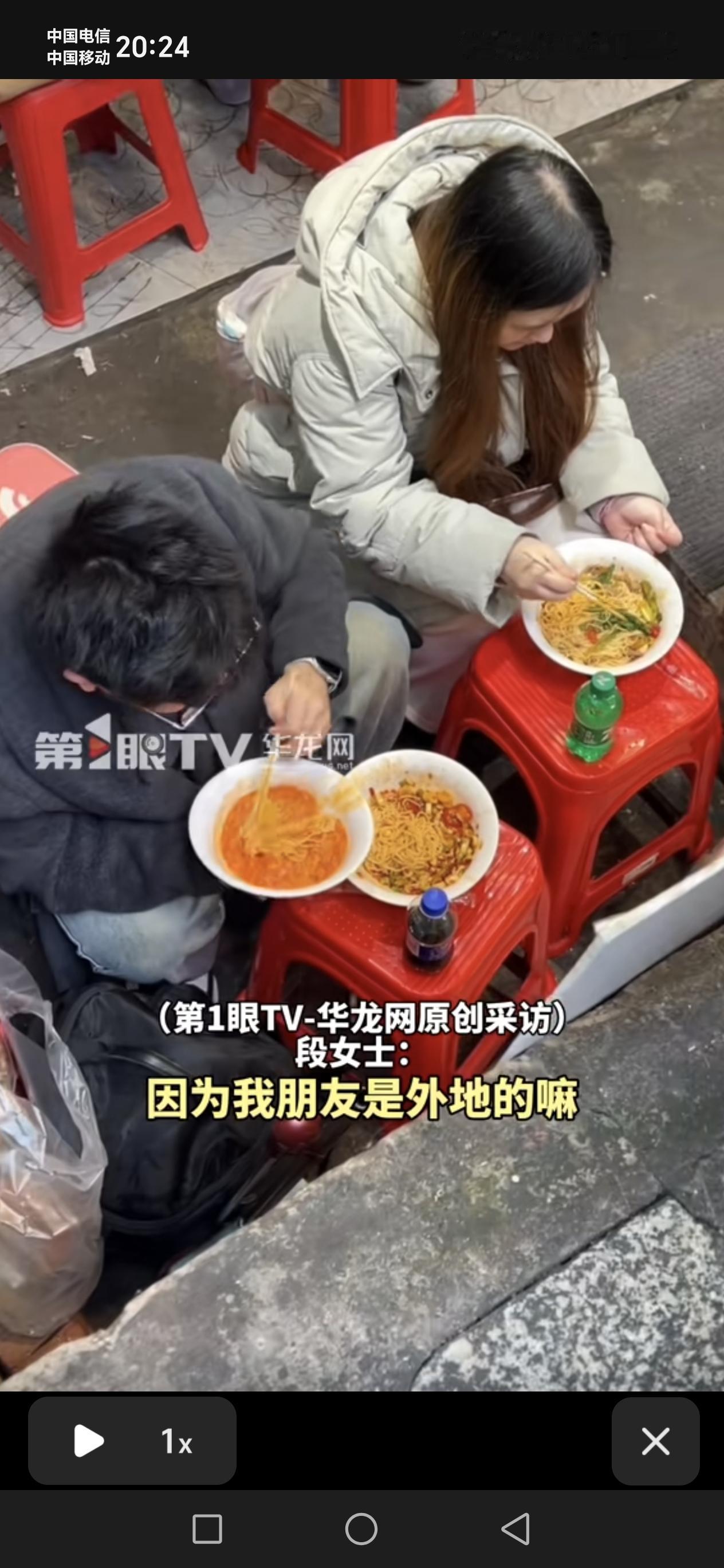 重庆一女子在当地旅游时打卡当地的面馆，发现人多的美味制作很多顾客索性买完单之后把