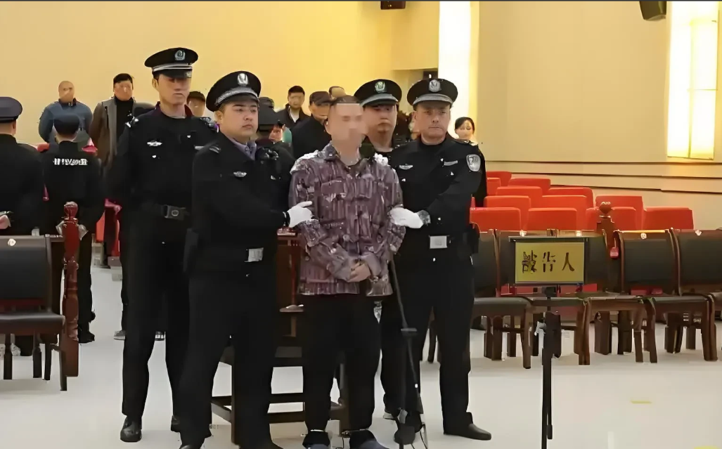 2021年1月28日，上饶。死刑犯王小建被押赴执行。王小建有个姓何的女儿