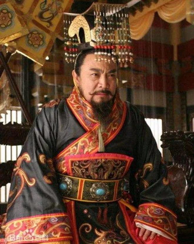 朱温这人，史书上的评价能把人脸看绿。说他杀兄、烝媳、暴虐成性，私德烂到根子里。可