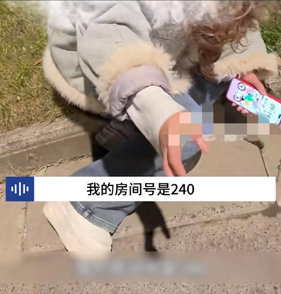 毛骨悚然！女子夜晚路遇女孩趴在绿化带哭泣，欲帮其报警，警察到来后女孩却不见了！女