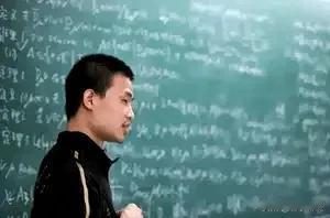 数学天才韦东奕有了新的身份！这位曾因手提馒头矿泉水走红的“韦神”，将于202