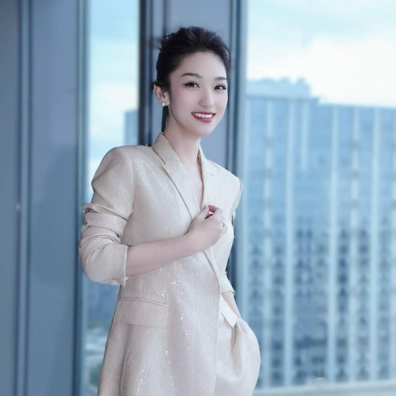 蓝羽：西装配上她温柔的笑，真的是太治愈了央视电影频道主持人蓝羽的微笑真的是太