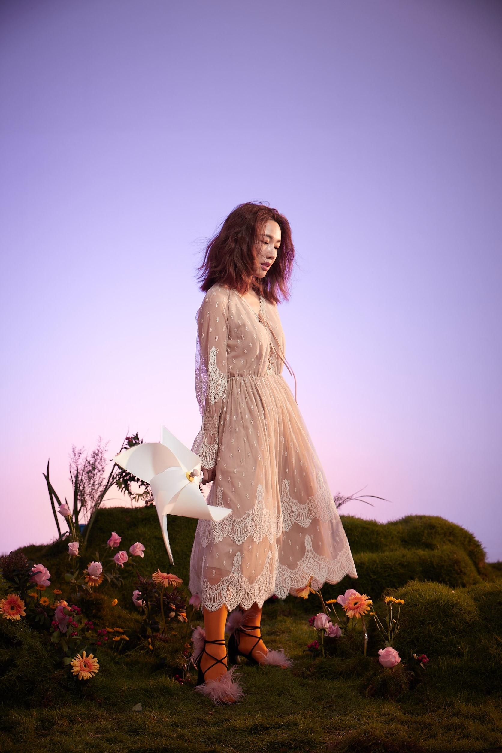 李施嬅，时尚穿搭美腿妆造，港风感美人。李施嬅