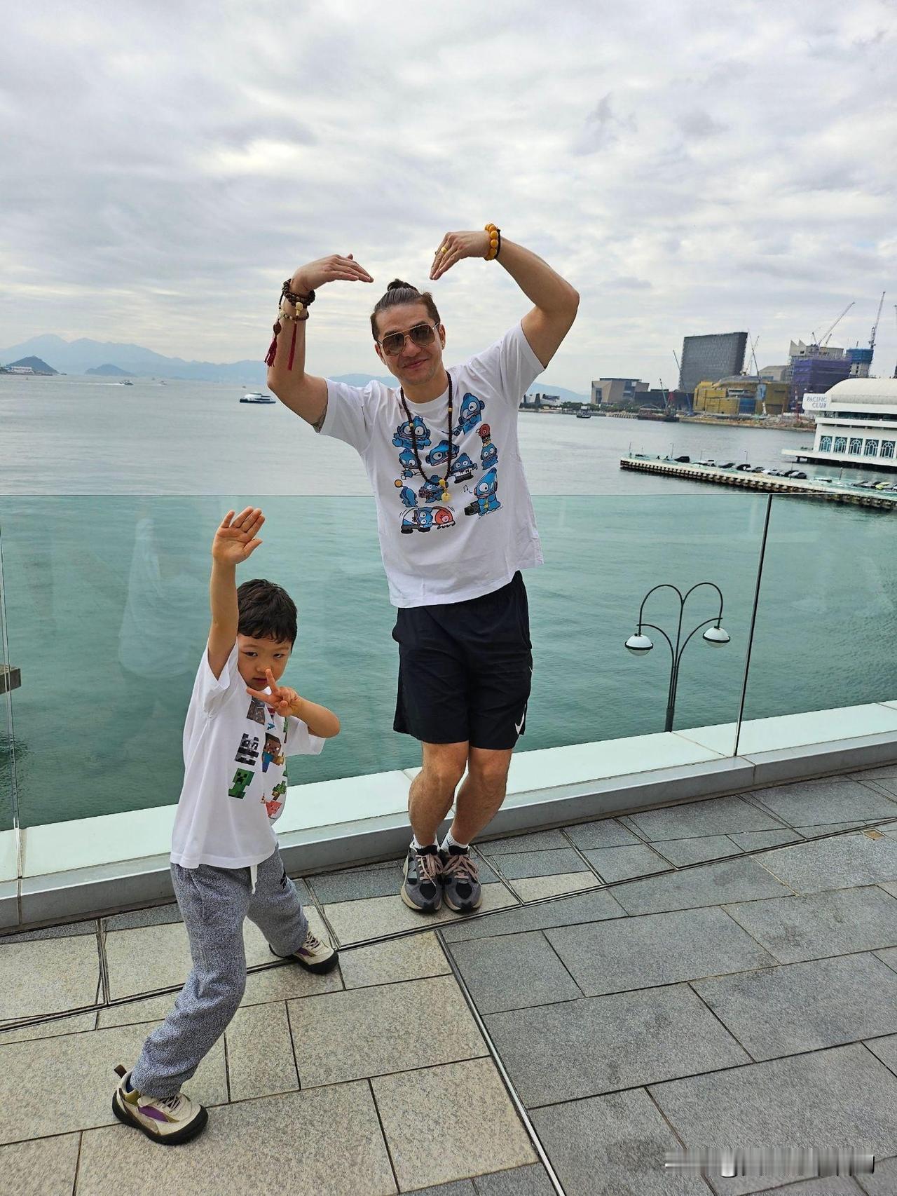 前日，德云社大辈儿谢金儿子、初心小朋友五岁生日，作为“老父亲”的谢大辈儿，更新社