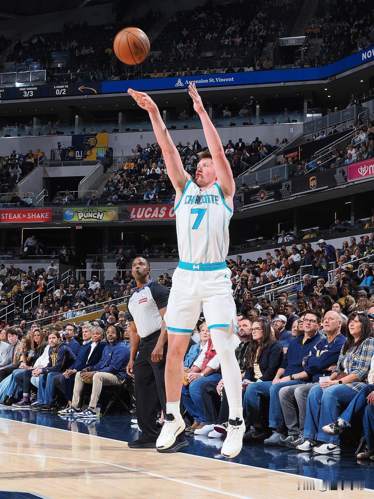 最佳新秀非你莫属，4号秀克尼佩尔又爆砍29分!在今天黄蜂与骑士的比赛中，黄蜂