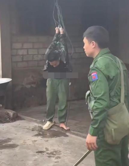 果敢同盟军士兵吃了竹笋炒肉！这名果敢同盟军的士兵，被吊在房顶和篮球架之下暴打
