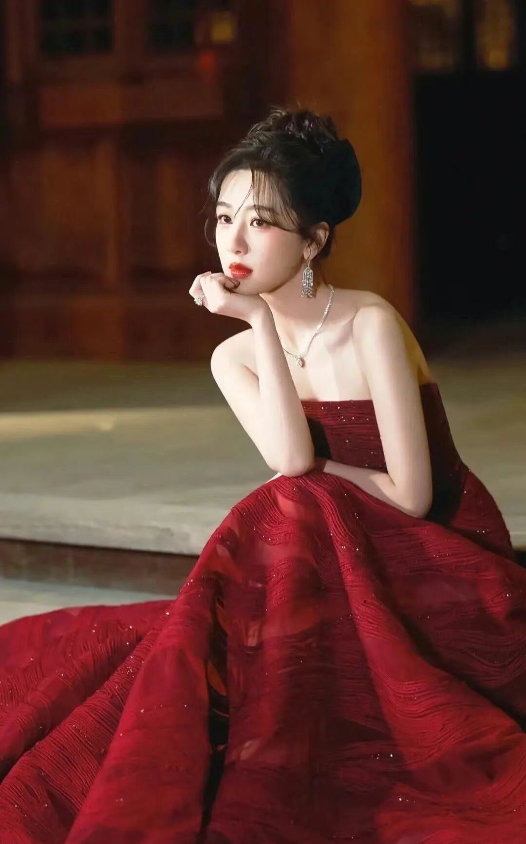 杨紫颜值被严重低估了！她早该进“内娱颜值天花板”讨论区从邻家女孩到红毯焦点，杨紫