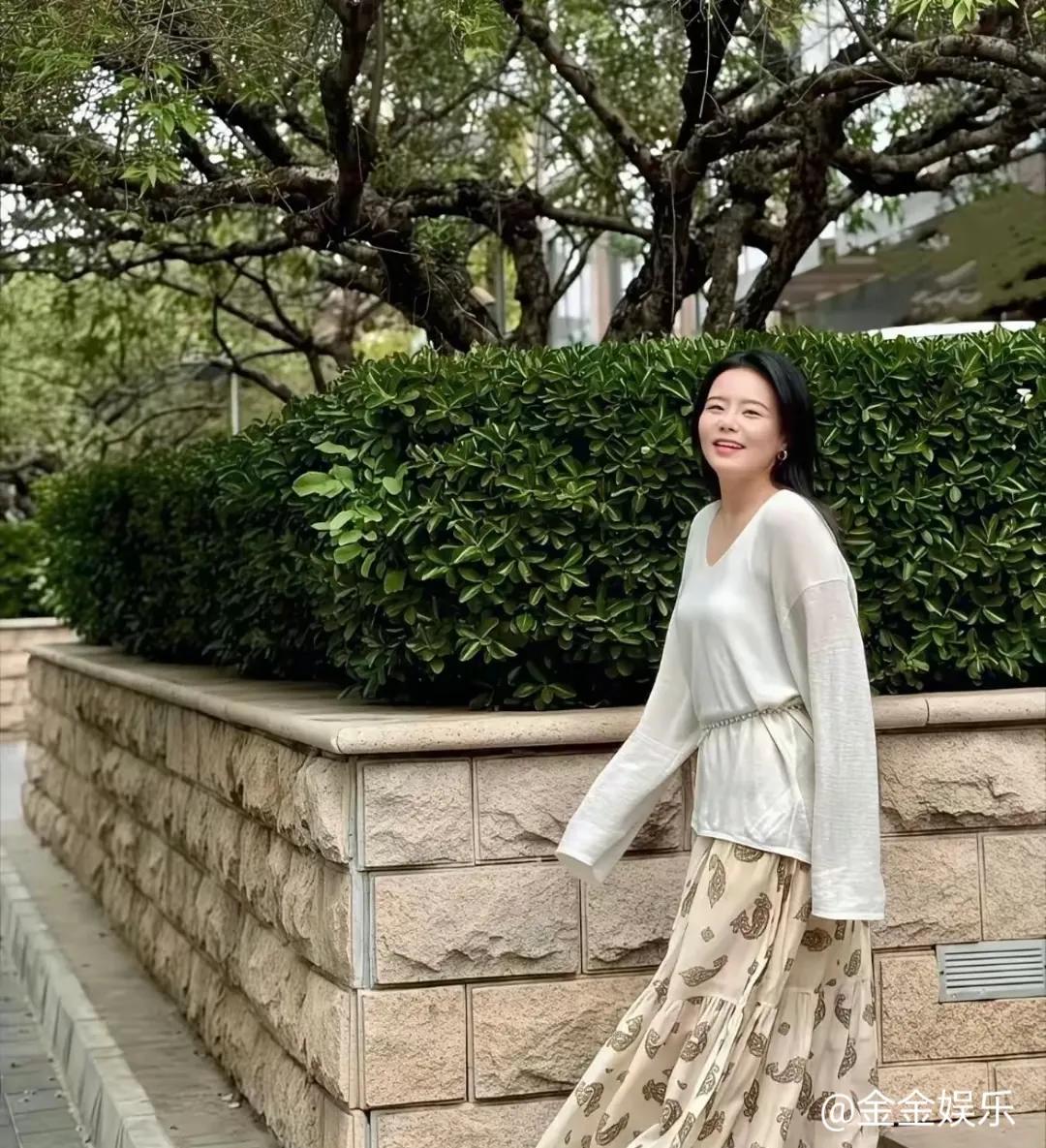 近日，龚琳娜以一袭银灰短发、亚麻刺绣长袍亮相音乐节，松弛眉眼与自由肢体颠覆往日“