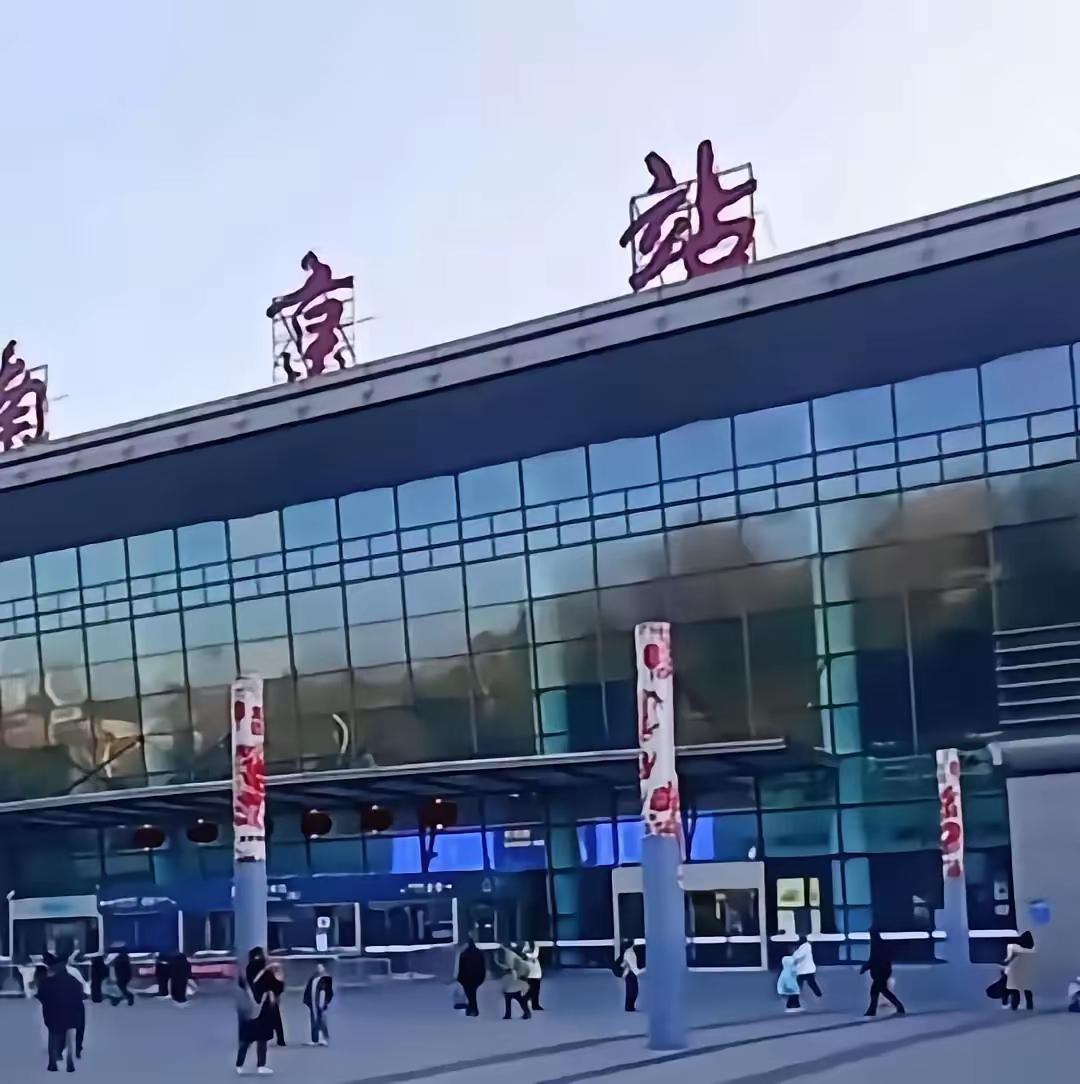 南京街头，17年一别，一眼万年，再见已是陌生人五一假期，南京街头人潮涌动，