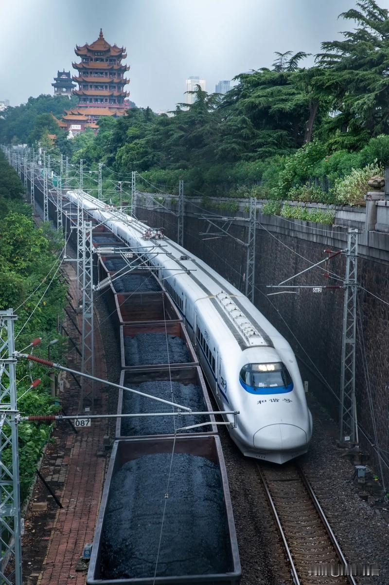 奋进江城共筑新篇！武汉2025年终答卷亮眼，烟火气里藏着城市硬核力量时光的