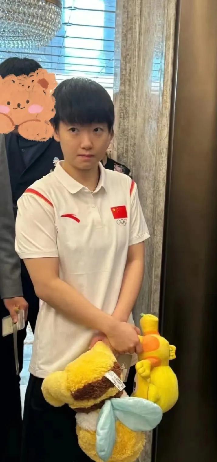 被孙颖莎可爱到啦家人们，刷到莎莎这张图我直接被可爱晕！她手里抱着几个小卡通