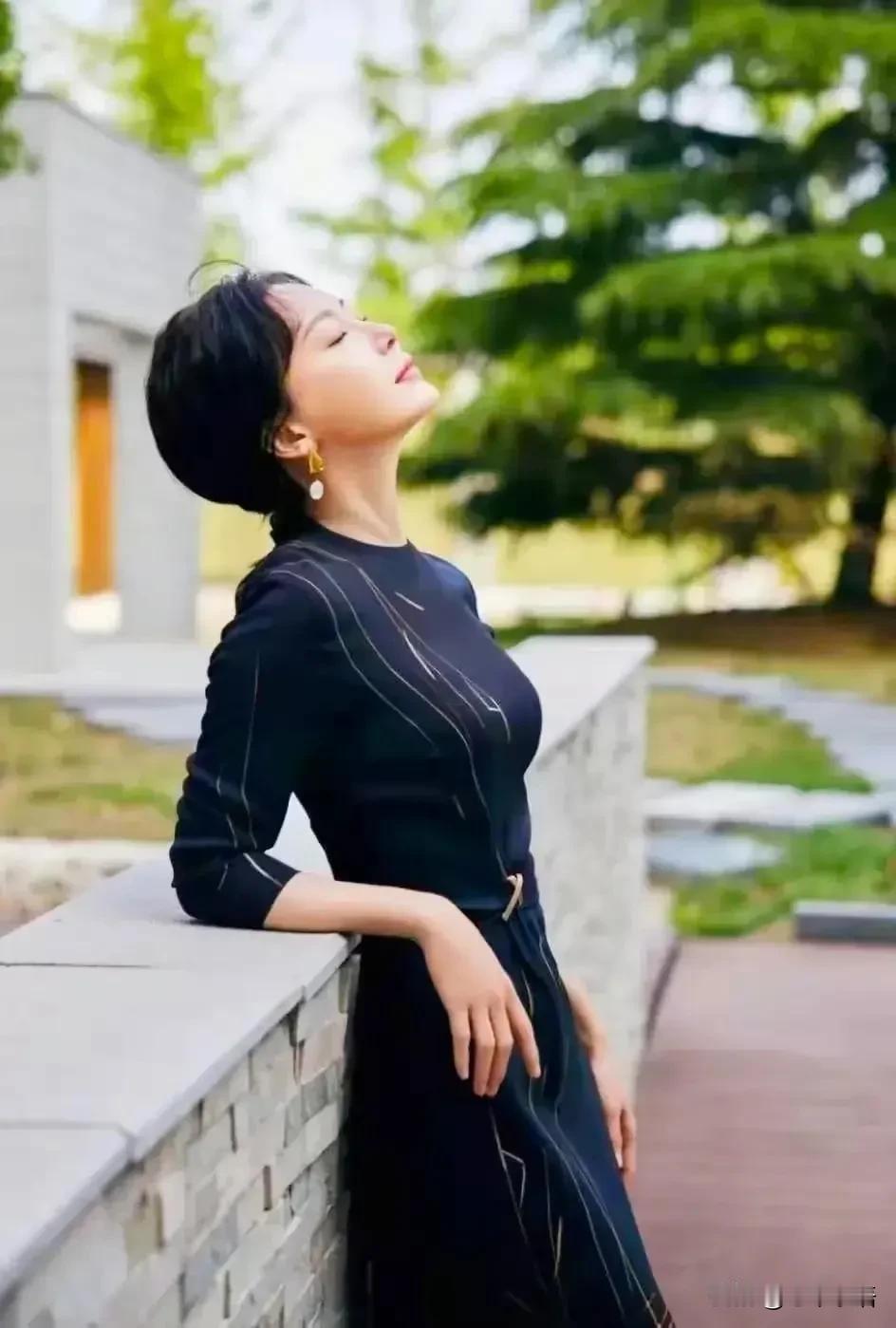 有钱女人的12个特征，看看你有几条：1、颈间不挂金链子。2、脸上不堆厚粉