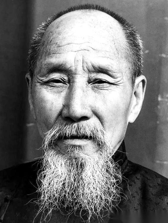 晚清总督张之洞，干过一件狠事。他把侄子张臻叫到跟前，递过去一个沉甸甸的皮箱，让