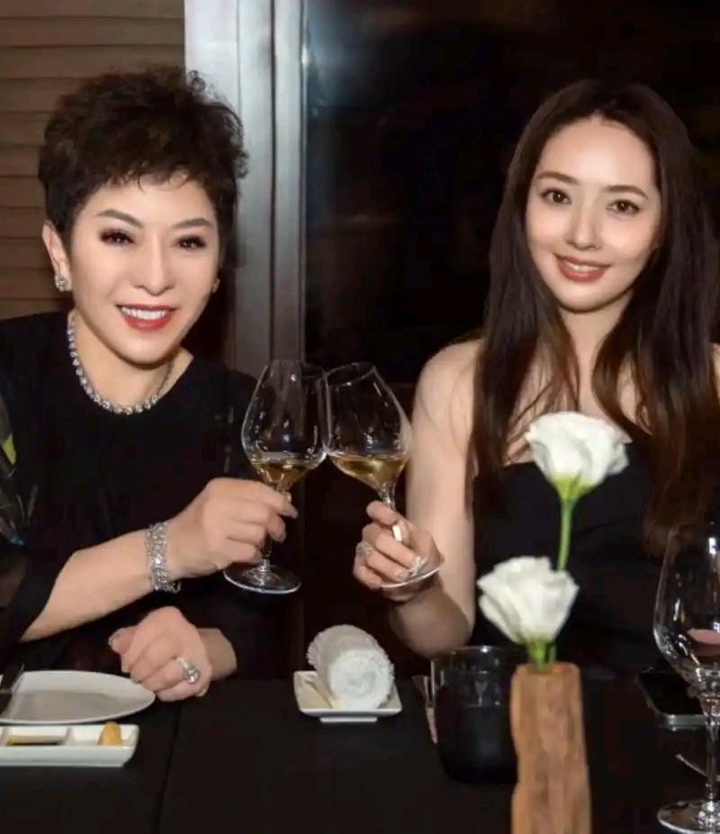 作为娱乐圈的“掌门人”之一，向太一直强调“门当户对”并非衡量婚姻幸福的唯一标准。