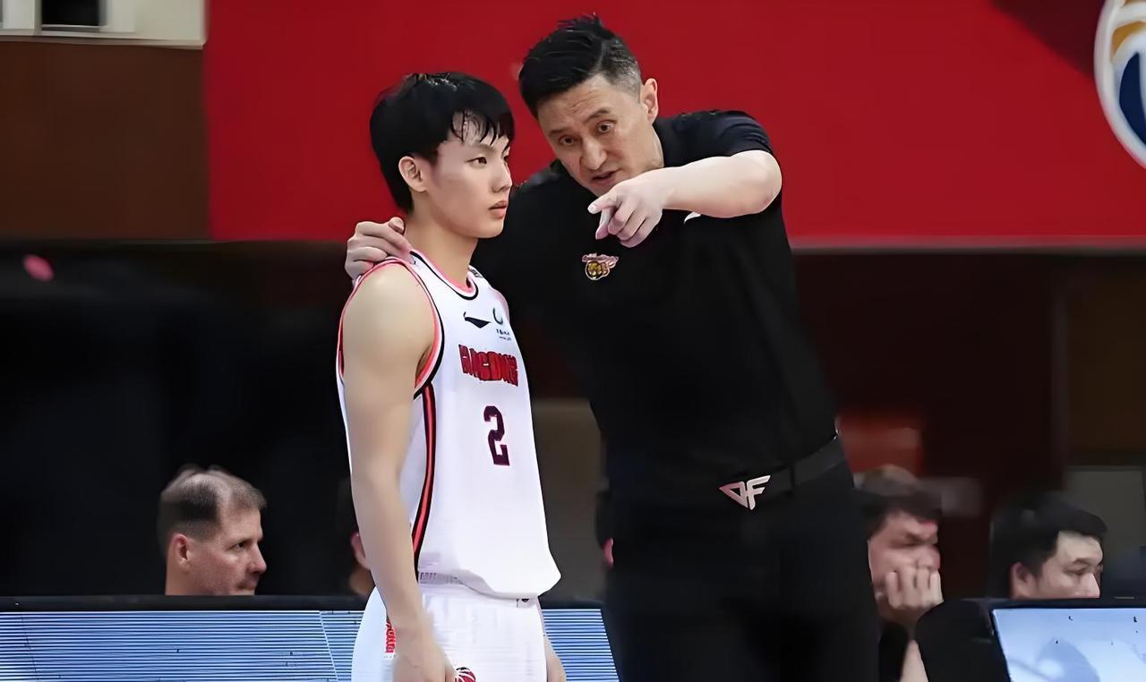 徐杰感谢郭士强！虽然无缘中国男篮大名单，但徐杰仍然表达对郭士强的感谢！徐中锋感