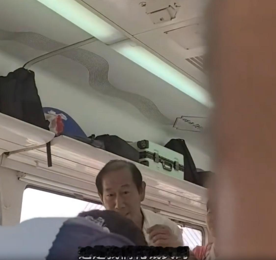 一位老人购买了火车无座票乘车，上车后没有固定座位，看到车厢里有两个小孩独自坐着空