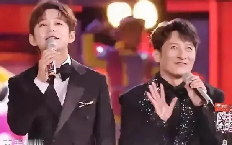 李维嘉跟何炅在跨年舞台并肩倒计时那一刻，我直接起鸡皮疙瘩。三年没见维嘉，镜头扫