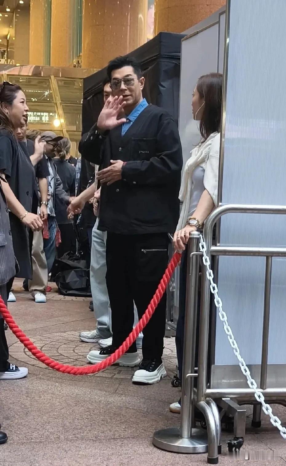 港星古天乐在香港时代广场出席活动，本人变化好大啊，与以前判若两人！55岁的他，